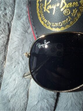 the Ray-Ban RB3025 Aviator Classic model in a gold frame with dark lenses.